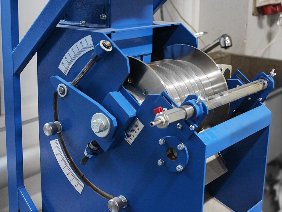 Unique wet separator type ERGA RollMag with magnetic induction of 1.5 T was designed and installed in testing laboratory, now ERGA Innovation Centre 
