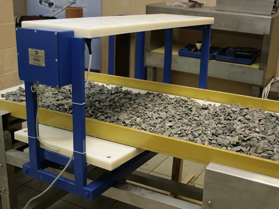 Development of prototype of industrial non-demountable conveyor metal detector ERGUARD 1.0