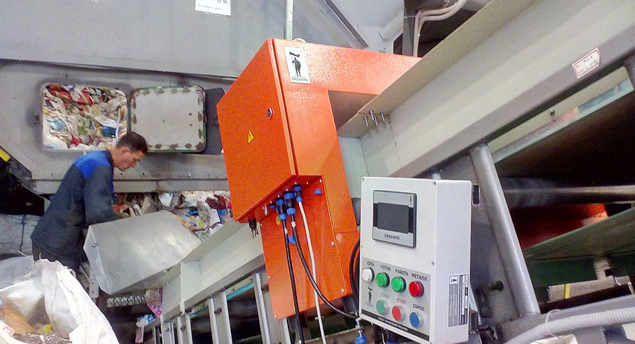 ERGUARD DCM metal detector in plastic recycling line